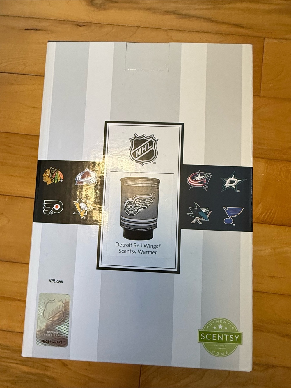 Scentsy Detroit Red Wings Warmer - White and Gray Striped Box